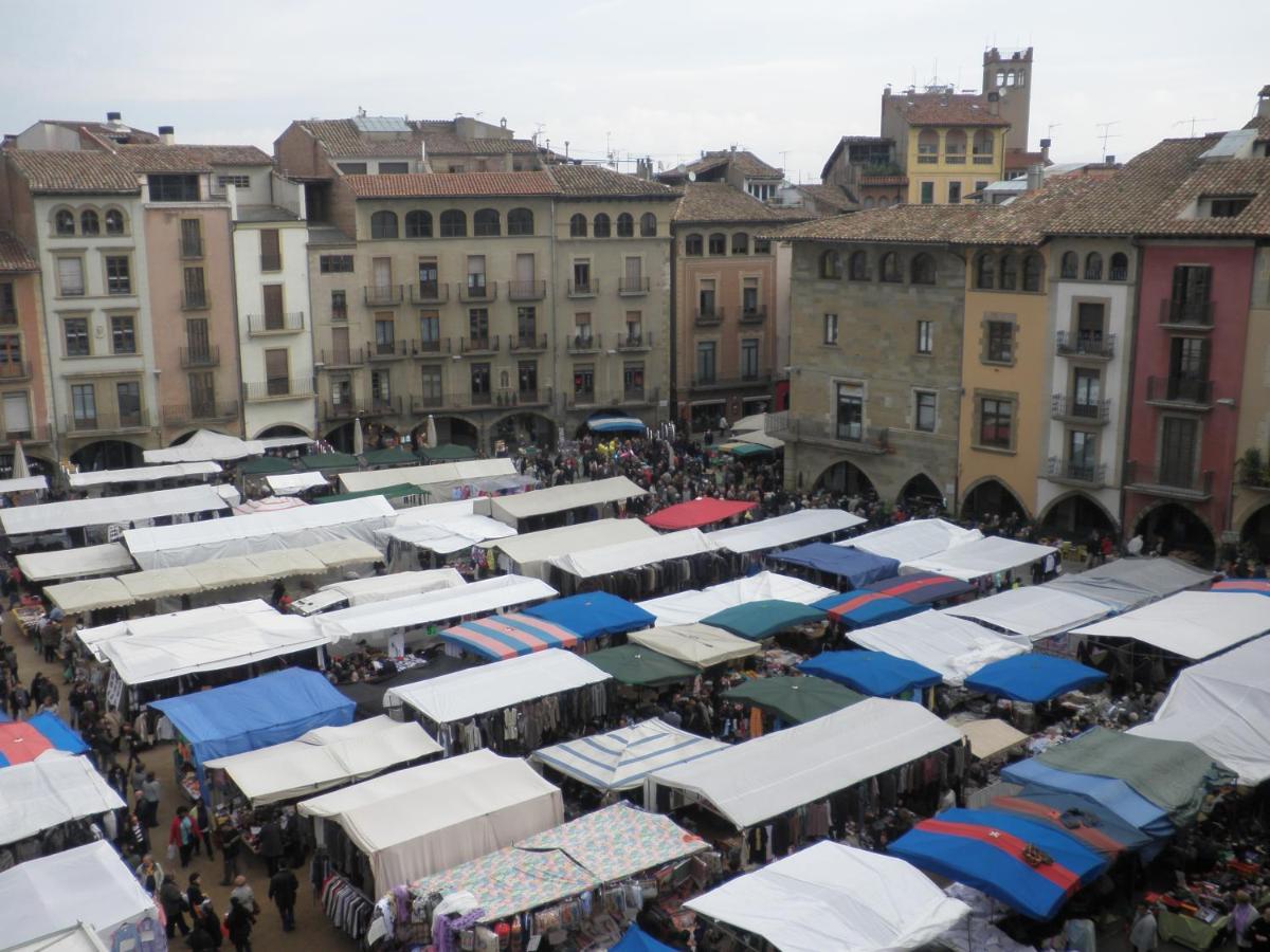 Apartaments Vicus 2 Con Vistas A La Plaza Mayor De Vic Bagian luar foto