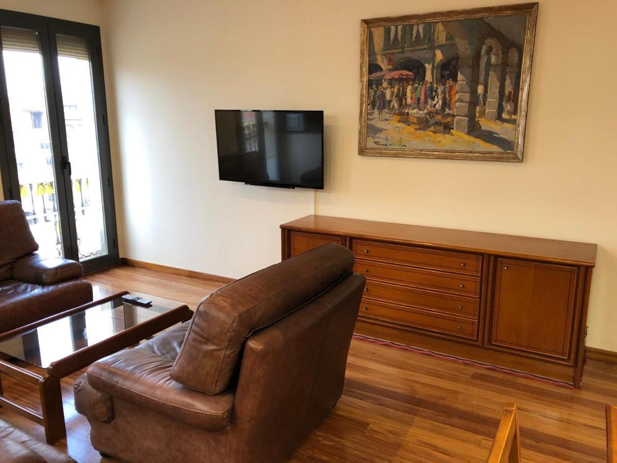 Apartaments Vicus 2 Con Vistas A La Plaza Mayor De Vic Bagian luar foto